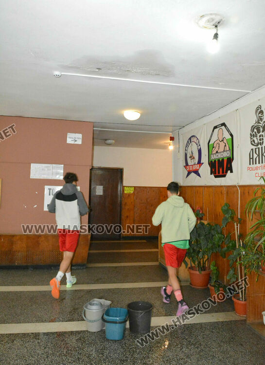 Покривът на зала „Дружба“ пак протече