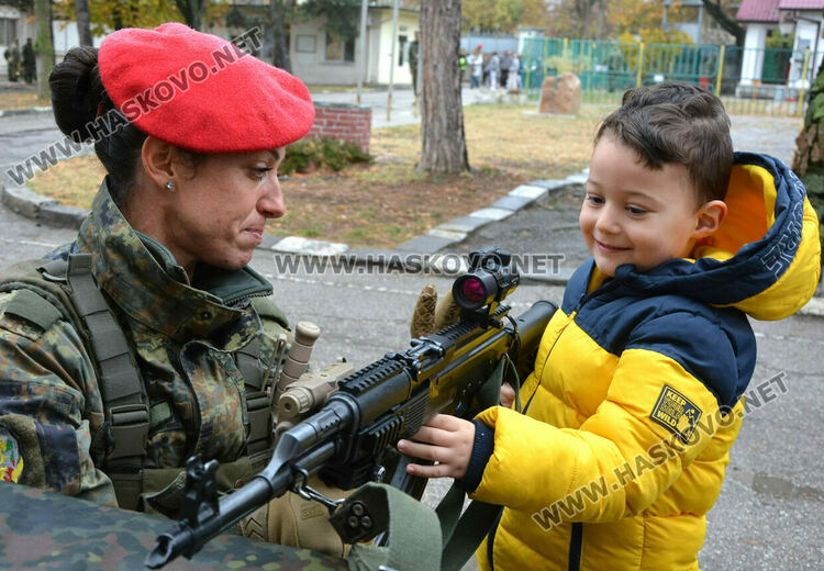 Деца разглеждаха оръжия в Деня на отворени врати на батальона в Хасково