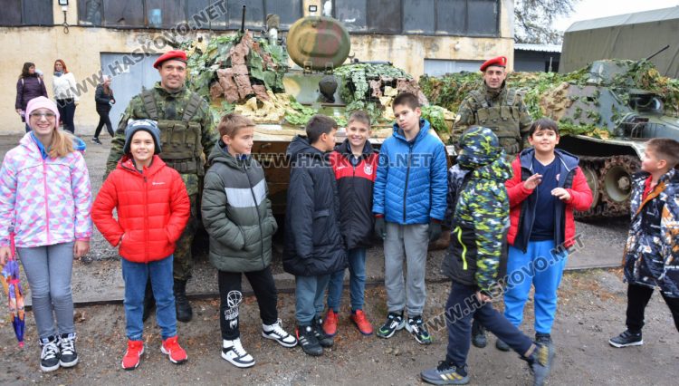 Деца разглеждаха оръжия в Деня на отворени врати на батальона в Хасково
