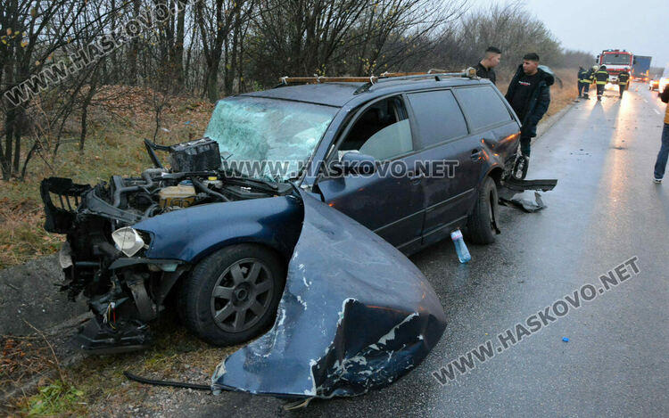 Загинал и трима ранени при челна катастрофа в Хасковско