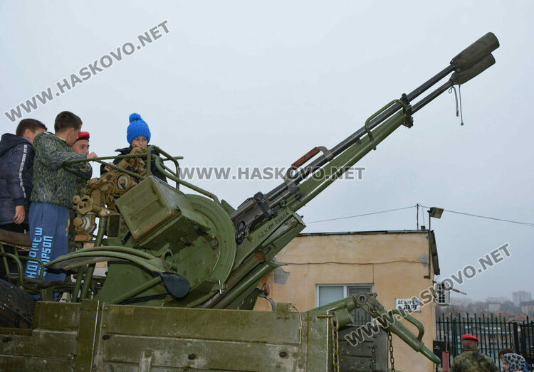 Деца разглеждаха оръжия в Деня на отворени врати на батальона в Хасково