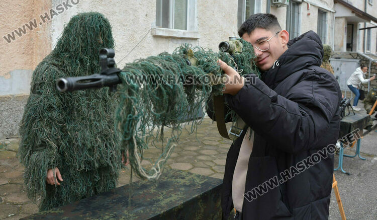 Деца разглеждаха оръжия в Деня на отворени врати на батальона в Хасково