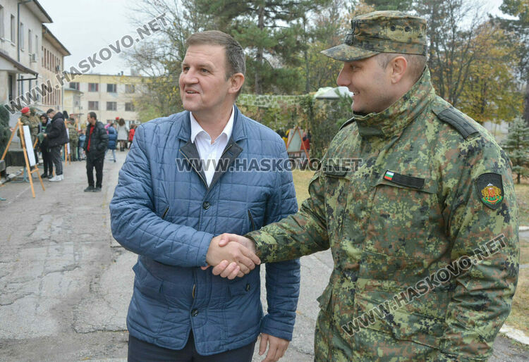 Деца разглеждаха оръжия в Деня на отворени врати на батальона в Хасково