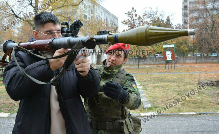 Деца разглеждаха оръжия в Деня на отворени врати на батальона в Хасково