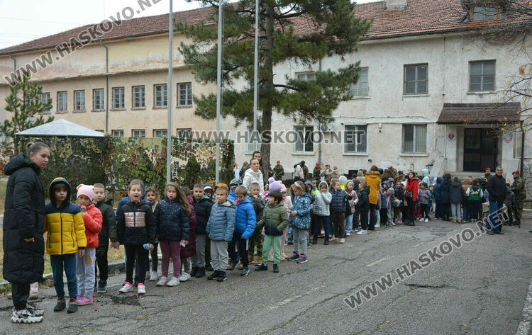 Деца разглеждаха оръжия в Деня на отворени врати на батальона в Хасково