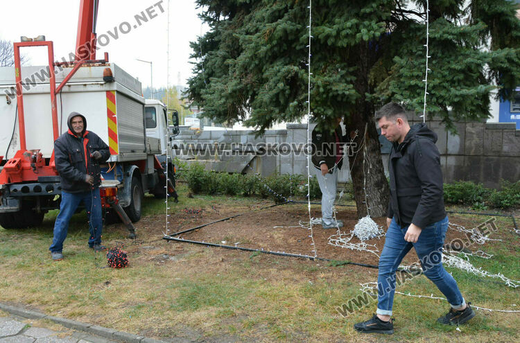 Коледният дух вече е в Хасково - поставят празничната украса