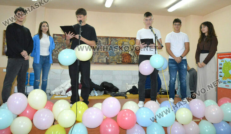 Никола Колев и Скай Томлинсън са новите принц и принцеса на Езиковата гимназия в Хасково