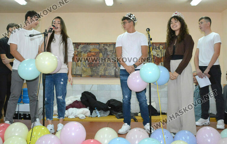 Никола Колев и Скай Томлинсън са новите принц и принцеса на Езиковата гимназия в Хасково