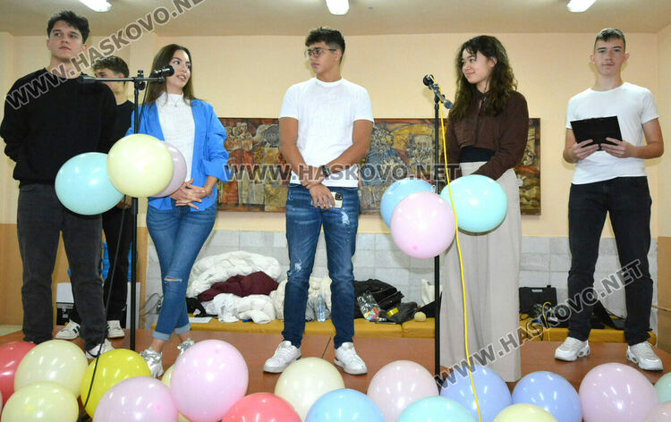 Никола Колев и Скай Томлинсън са новите принц и принцеса на Езиковата гимназия в Хасково