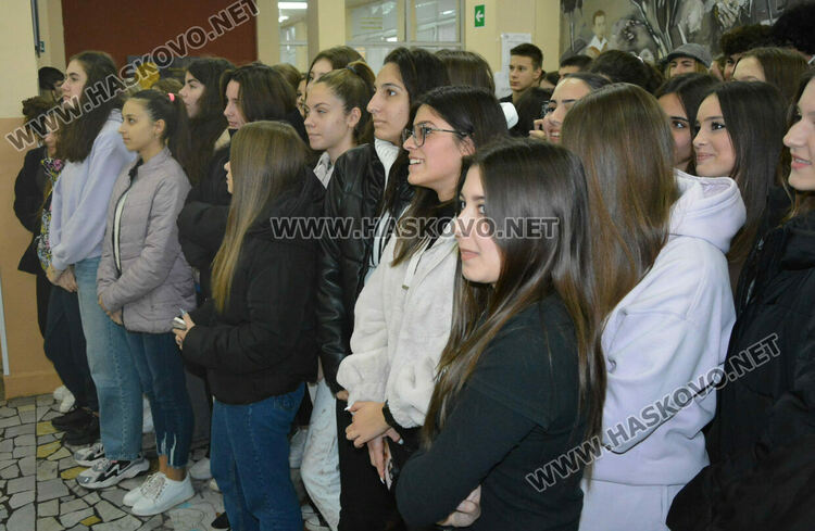 Никола Колев и Скай Томлинсън са новите принц и принцеса на Езиковата гимназия в Хасково