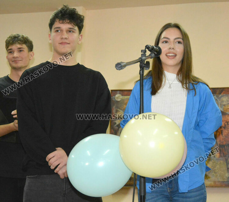 Никола Колев и Скай Томлинсън са новите принц и принцеса на Езиковата гимназия в Хасково