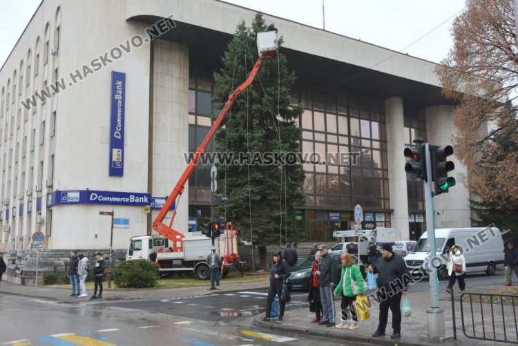 Коледният дух вече е в Хасково - поставят празничната украса
