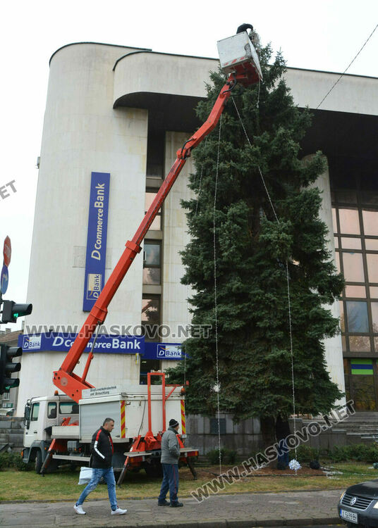 Коледният дух вече е в Хасково - поставят празничната украса