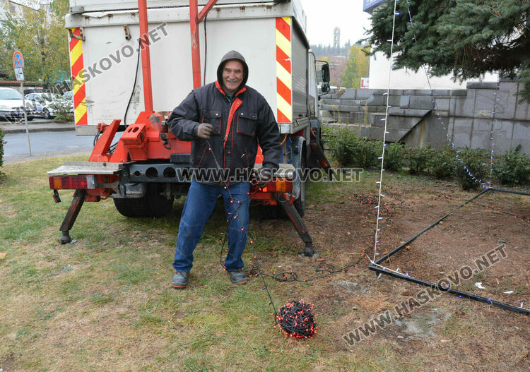 Коледният дух вече е в Хасково - поставят празничната украса