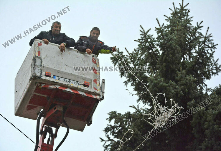 Коледният дух вече е в Хасково - поставят празничната украса
