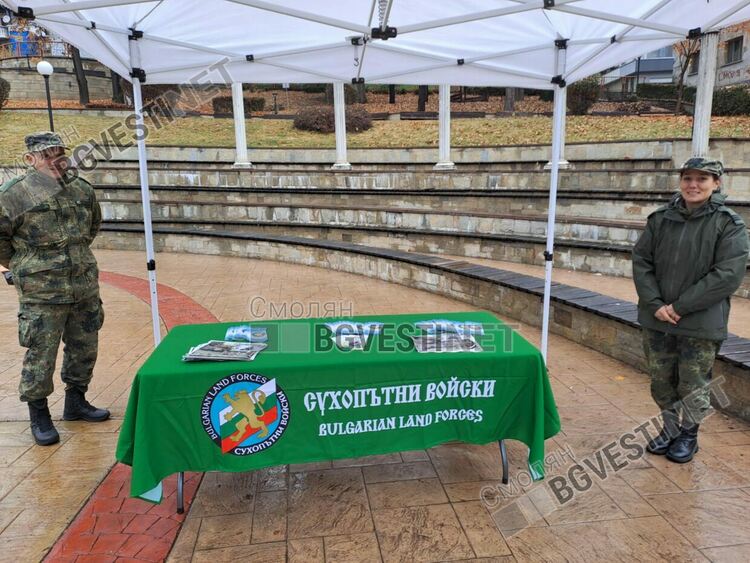 Изложба в Смолян популяризира живота на Сухопътните войски