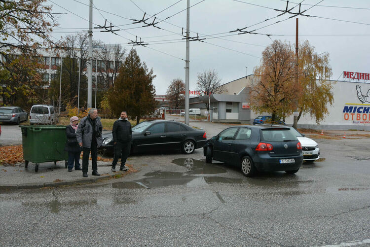 „Фолксваген“ отне предимство и беше пометен от „БМВ“ на бул. „Съединение“ в Хасково