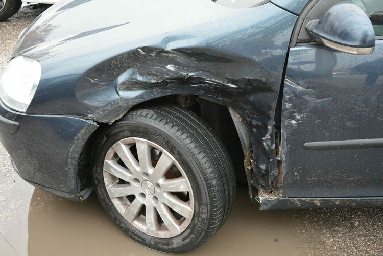 „Фолксваген“ отне предимство и беше пометен от „БМВ“ на бул. „Съединение“ в Хасково