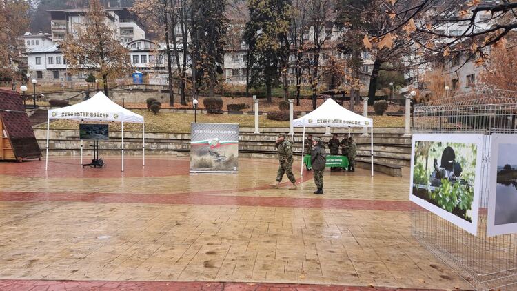 Изложба в Смолян популяризира живота на Сухопътните войски