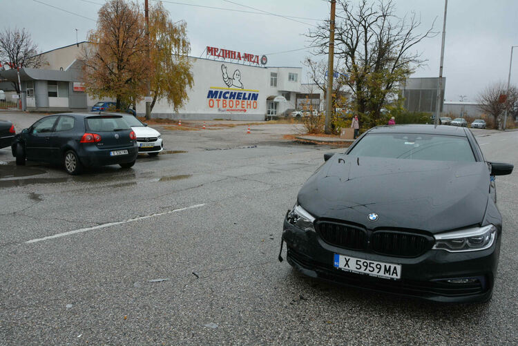 „Фолксваген“ отне предимство и беше пометен от „БМВ“ на бул. „Съединение“ в Хасково