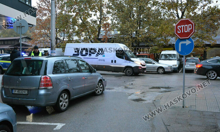 Катастрофа в час пик затрудни движението край Зеленчуковия пазар