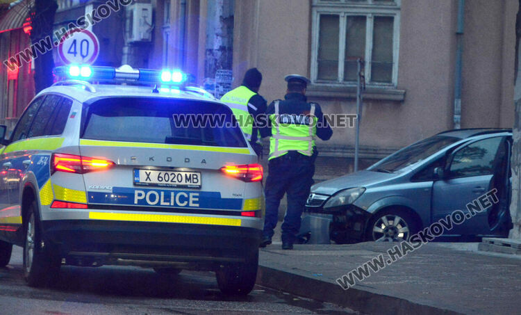 Катастрофа в час пик затрудни движението край Зеленчуковия пазар