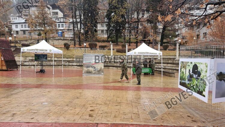 Изложба в Смолян популяризира живота на Сухопътните войски