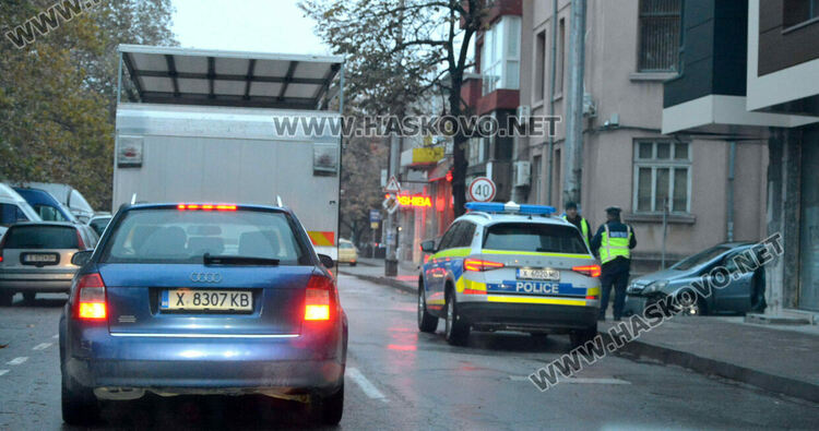 Катастрофа в час пик затрудни движението край Зеленчуковия пазар