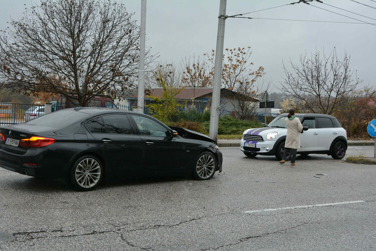 „Фолксваген“ отне предимство и беше пометен от „БМВ“ на бул. „Съединение“ в Хасково