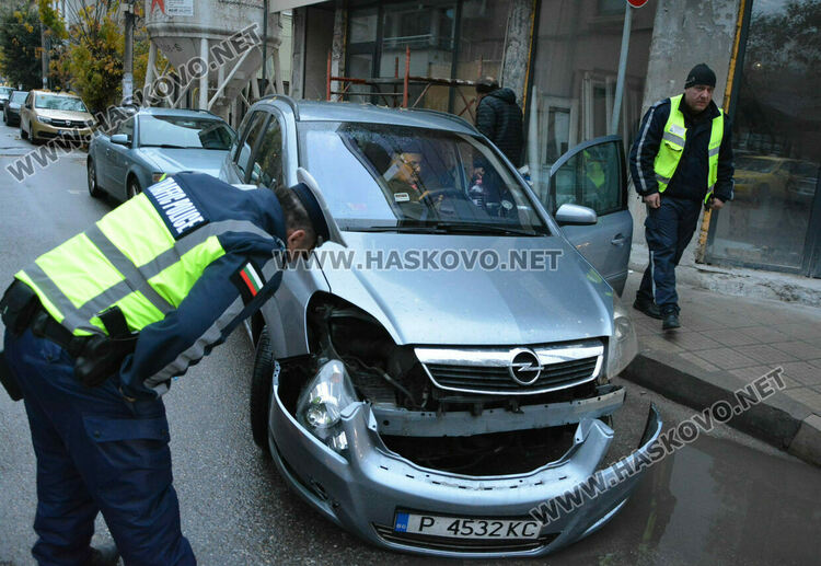Катастрофа в час пик затрудни движението край Зеленчуковия пазар