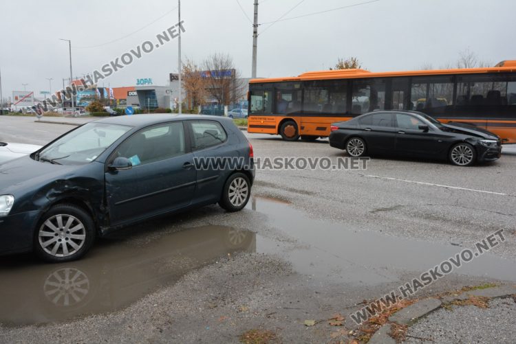 „Фолксваген“ отне предимство и беше пометен от „БМВ“ на бул. „Съединение“ в Хасково