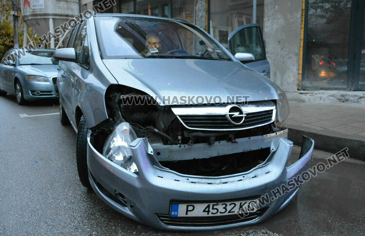 Катастрофа в час пик затрудни движението край Зеленчуковия пазар