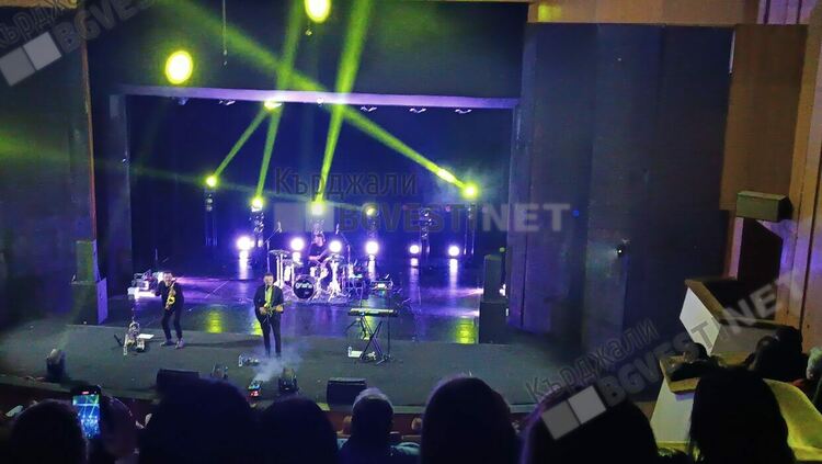 Музикална експлозия в Театъра, кърджалийци пяха и танцуваха с Графа