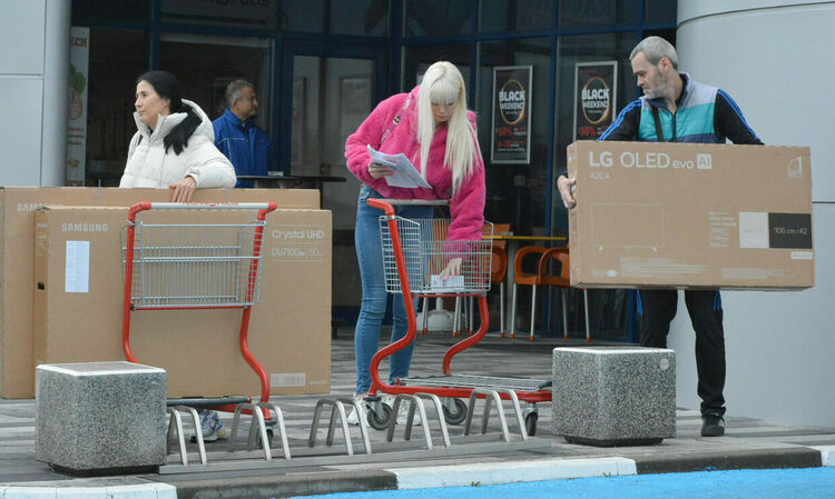 Черният петък в Хасково вече започна в някои от големите магазини 