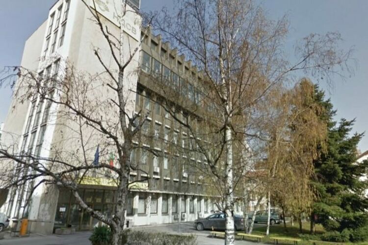 Три институции се изнасят по спешност, за да има Пеевски партийна централа