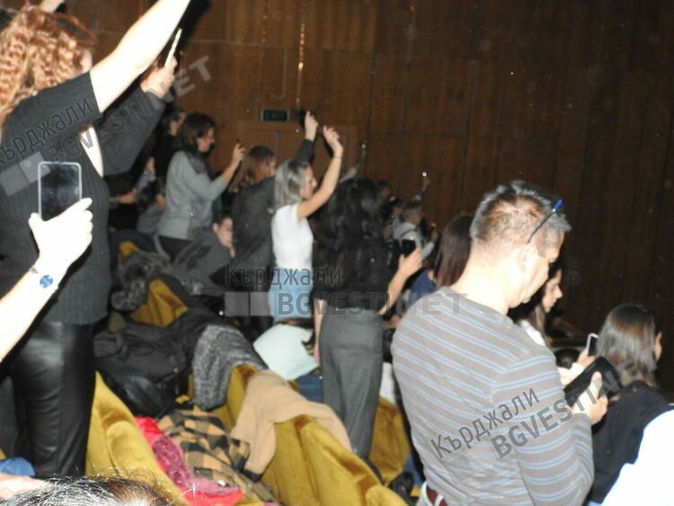 Музикална експлозия в Театъра, кърджалийци пяха и танцуваха с Графа