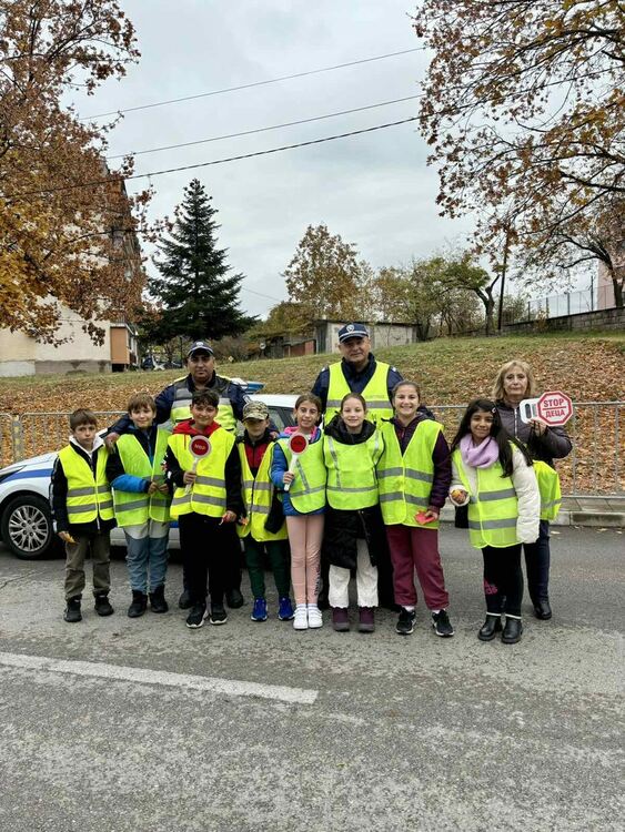 Учениците от Минерални бани тренираха безопасно пресичане 