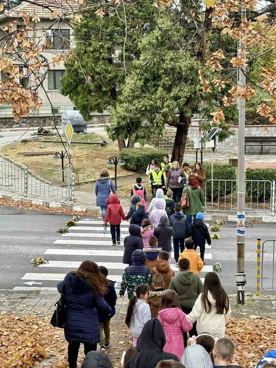 Учениците от Минерални бани тренираха безопасно пресичане 