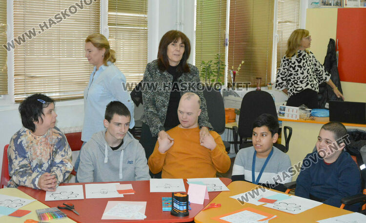 Деца със специални потребности гостуваха на ученици за Деня на толерентността