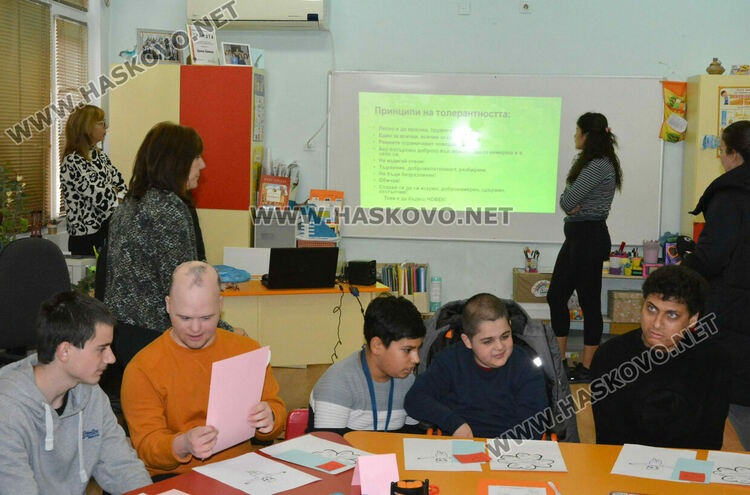 Деца със специални потребности гостуваха на ученици за Деня на толерентността