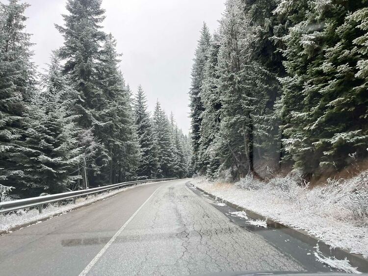 Първи сняг заваля по високите части на Смолянска област.
