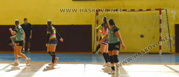 Хандбалистките на „Хасково“ стартираха със загуба при 16-годишните