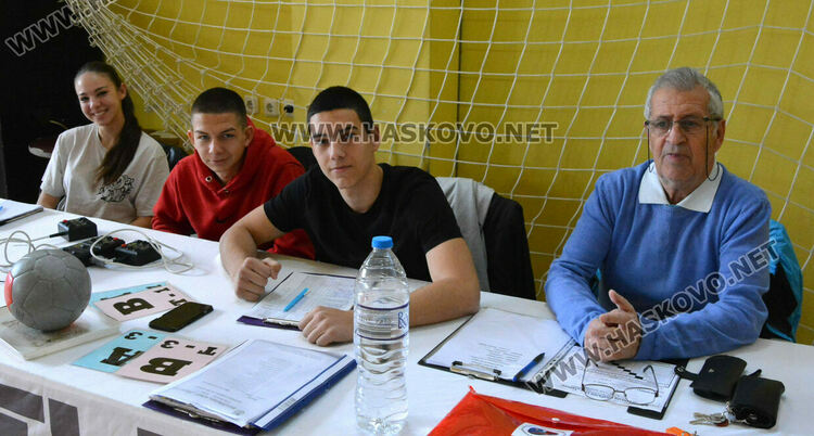 Хандбалистките на „Хасково“ стартираха със загуба при 16-годишните