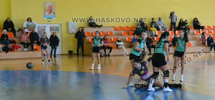 Хандбалистките на „Хасково“ стартираха със загуба при 16-годишните