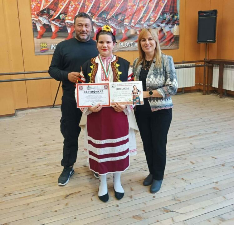 Славеите от „Йовков“ Надежда и Йоана пяха с професионалистите от ансамбъл „Тракия“