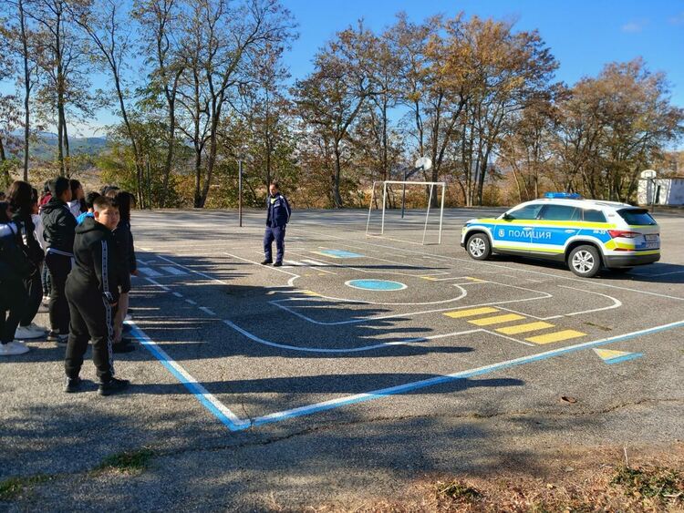 Учат децата на безопасност на движенията по пътищата в Крумовградско