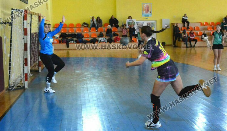 Хандбалистките на „Хасково“ стартираха със загуба при 16-годишните