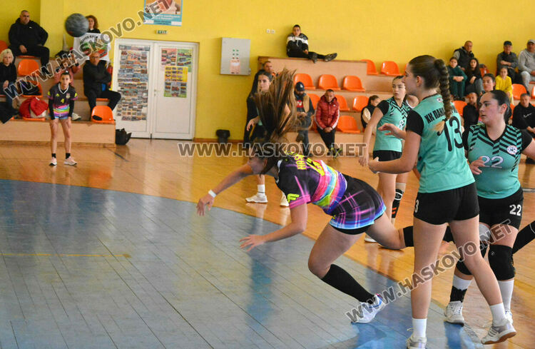 Хандбалистките на „Хасково“ стартираха със загуба при 16-годишните