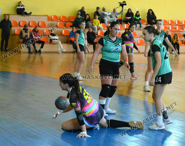 Хандбалистките на „Хасково“ стартираха със загуба при 16-годишните