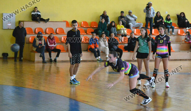 Хандбалистките на „Хасково“ стартираха със загуба при 16-годишните
